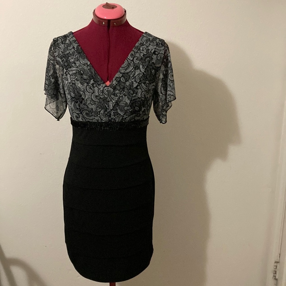 EN FOCUS PETITE 6P black & white formal V Neck Dress with bell sleeves.